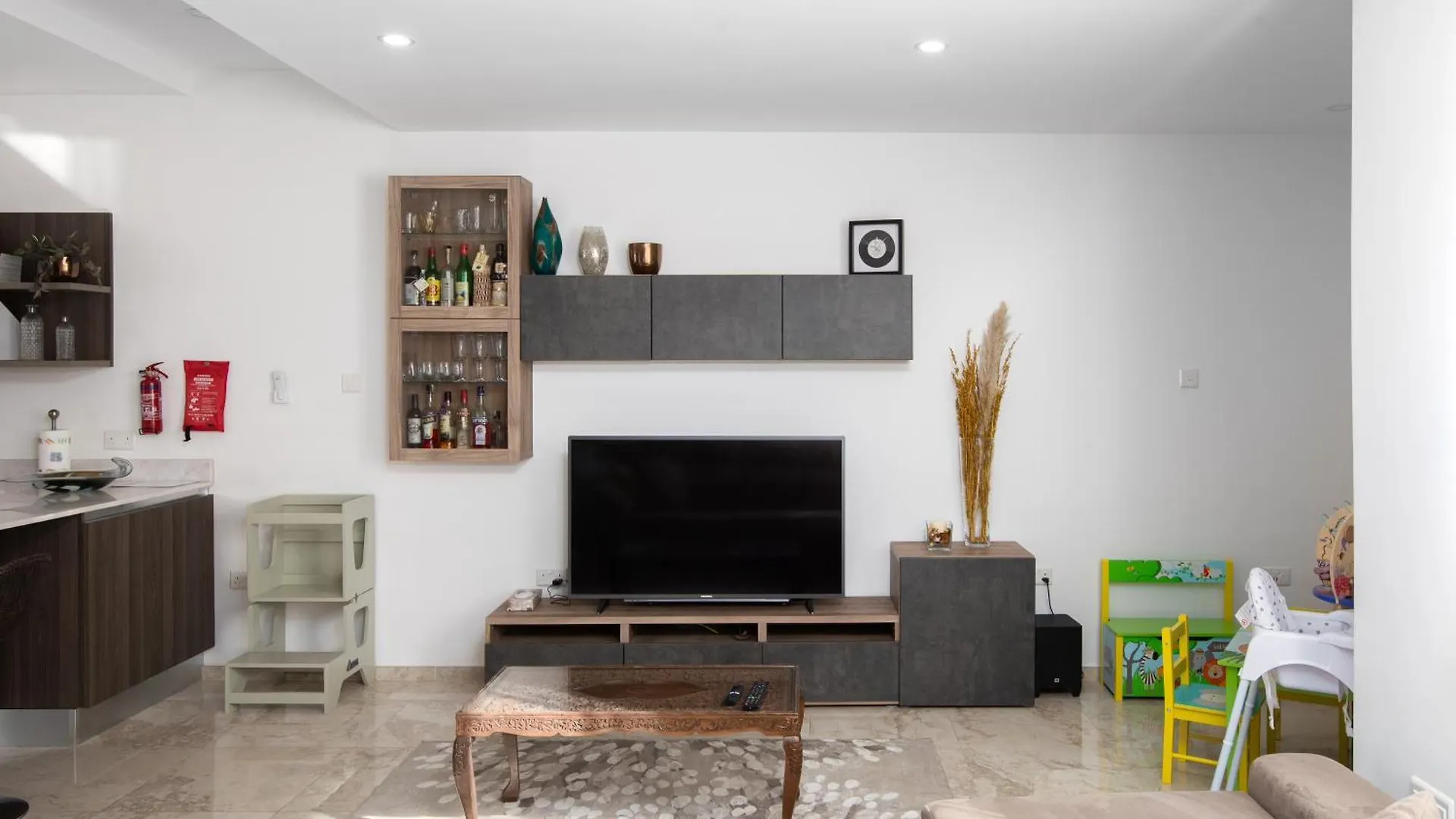 Family-Friendly Spacious Townhouse With Garden - Close To Airport Gudja Apartment