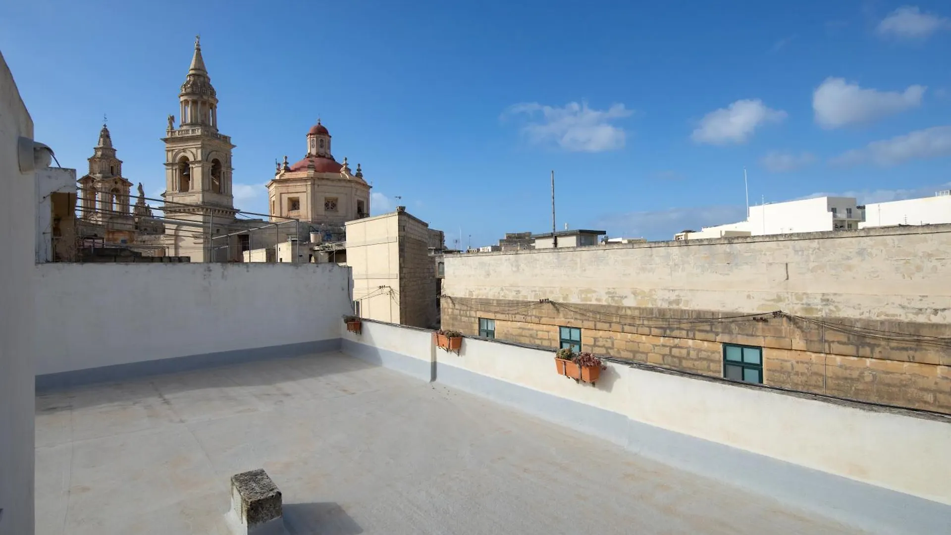 Family-Friendly Spacious Townhouse With Garden - Close To Airport Gudja